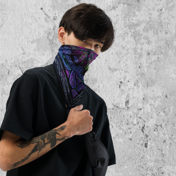 Bandana negra con estampado cyberpunk de mandala de espinas en tonos neón rosa y verde, rodeado de patrón paisley y cadenas.