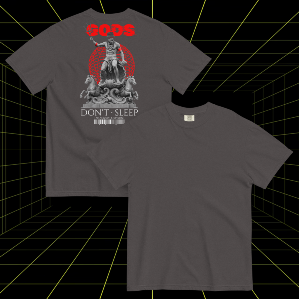 Camiseta negra regular fit vista de espaldas con estampado de estatua clásica, detalles neón rojos, código de barras y el texto Gods Don't Sleep.