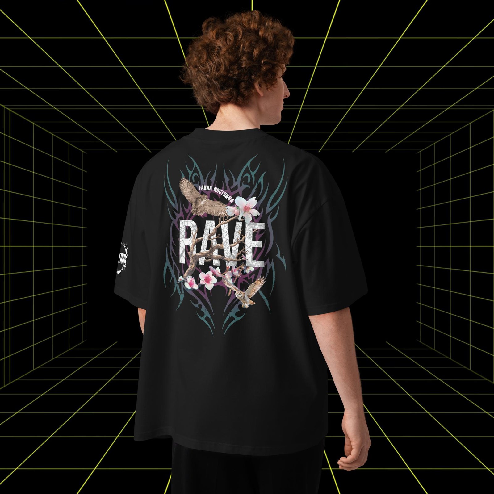 Camiseta rave grunge oversize con diseño floral RAVE en la espalda