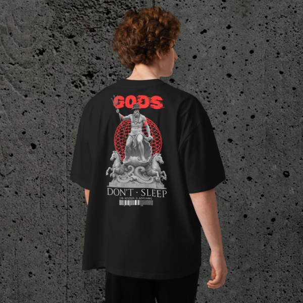 Camiseta techno oversize negra Gods Don’t Sleep con diseño de arte clásico trasero