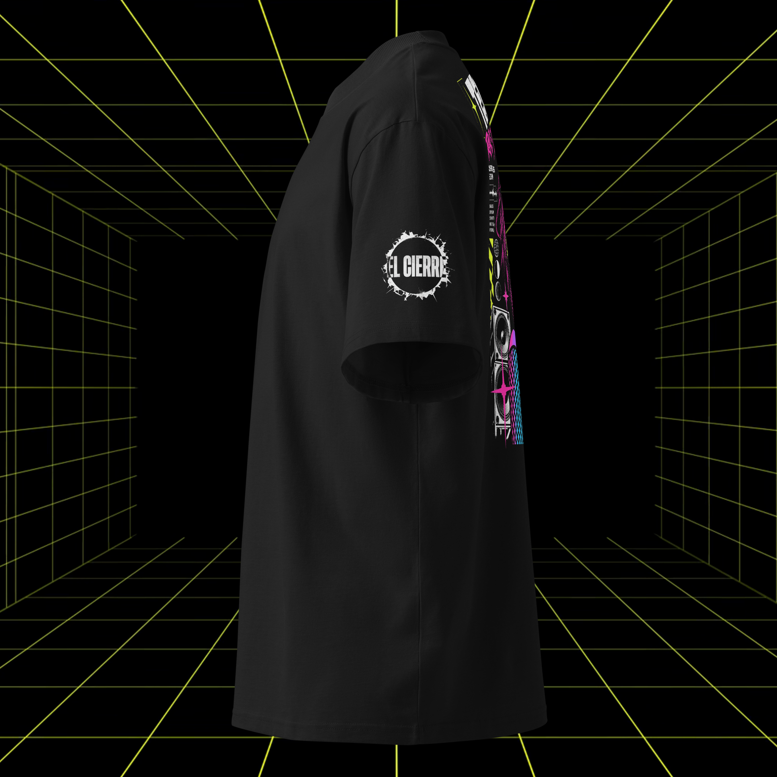 Camiseta techno oversize negra con logo en manga y estampado trasero rave